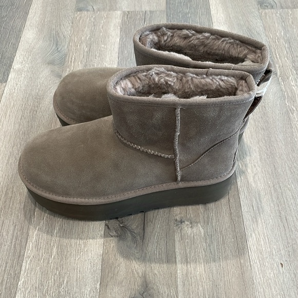 UGG WOMEN'S CLASSIC MINI PLATFORM BOOTS - Picture 7 of 16